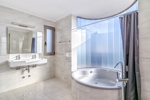 Uno de 5 baños con bañera cómoda
