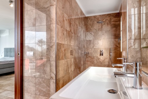 Baño principal en suite con ducha