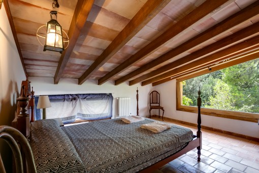 Dormitorio cómodo con tejado inclinado