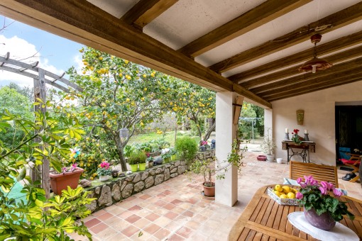 Finca de piedra con mucho encanto y carácter cerca de un jardín verde y