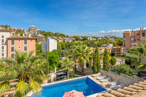 Vistas a la bonita zona de piscina