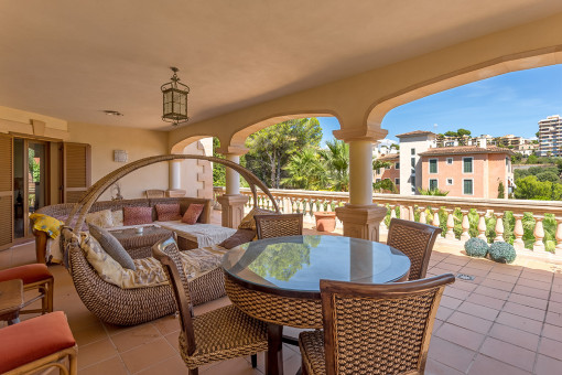 Terraza cubierta con zona de relax y comedor