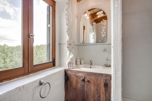 Baño con ducha y elementos de madera