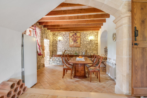Comedor auténtico con pared de piedra natural