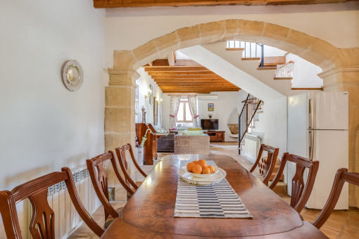 La finca mallorquina tiene techos altos y un arco de arenisca