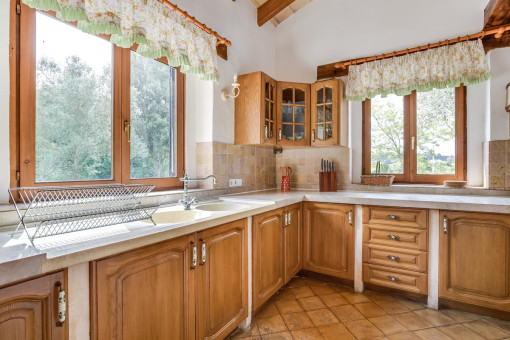 Cocina rústica con armarios de madera