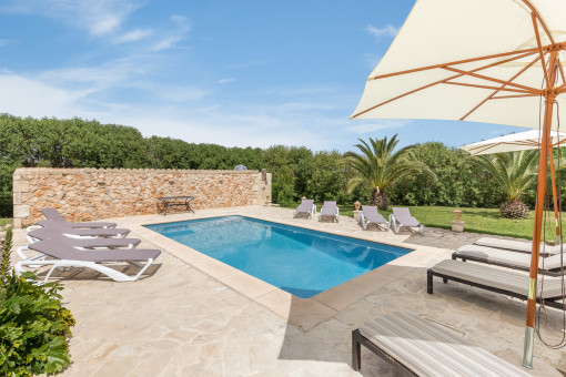 La zona de piscina invita a relajarse