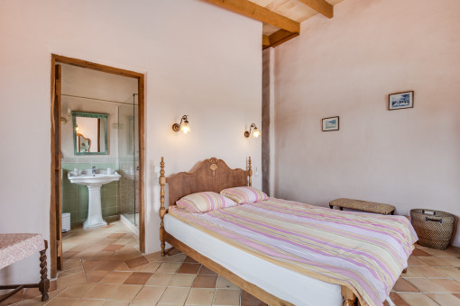 El dormitorio tiene un baño en suite