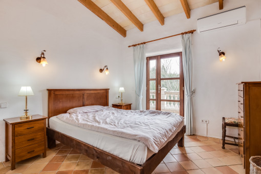 Luminoso dormitorio doble con acceso a la terraza