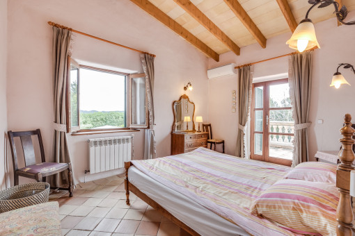 Acogedor dormitorio con acceso a la terraza
