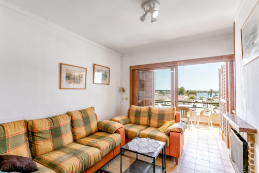 Sala de estar con vistas al mar y acceso al balcón