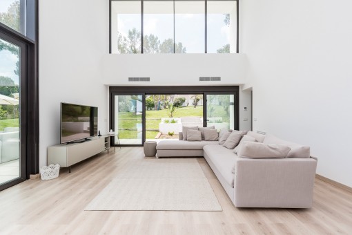 Villa moderna de lujo con vistas al mar en un terreno de grandes