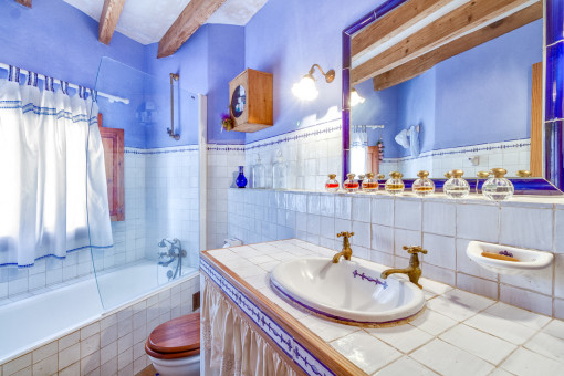 Hermoso baño con bañera