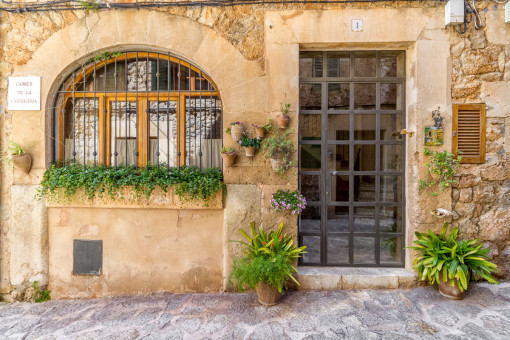 Entrada atractiva de la casa de pueblo