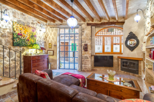 El área de estar ofrece una agradable chimenea