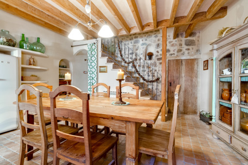 Vista alternativa del comedor con elementos de madera