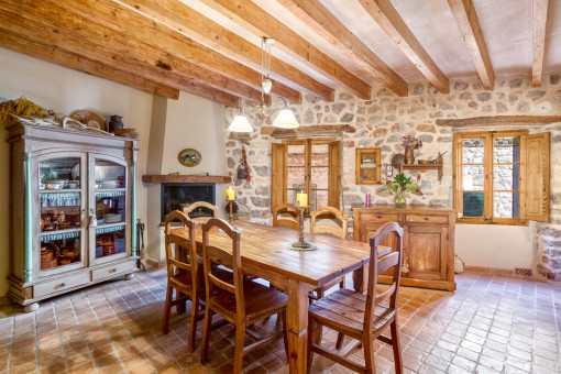 Aunténtico comedor con chimenea y paredes de piedra 