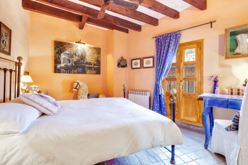 Maravilloso dormitorio con cama doble