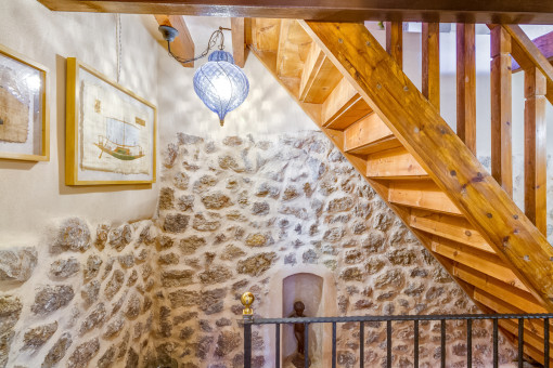 Vistas de las escaleras y de las paredes de piedra
