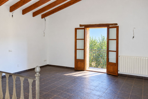 Habitación grande con vigas de mandera