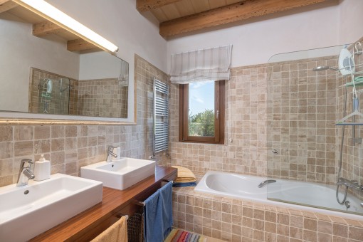 Baño encantador con lavabo doble y bañera