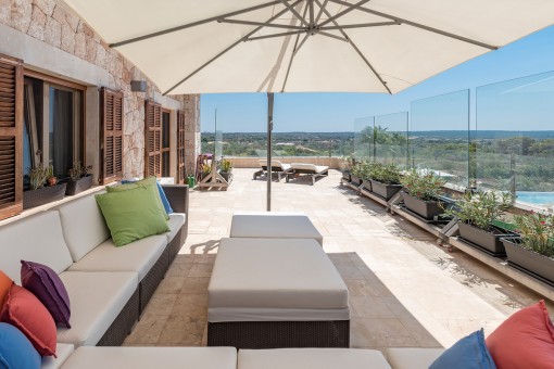 Sala de estar con vistas impresionantes a la piscina