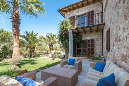 Otra terraza de la finca con muebles de salón