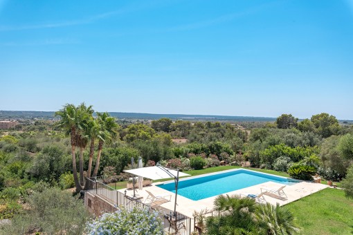 Vista desde la terraza al área de la piscina