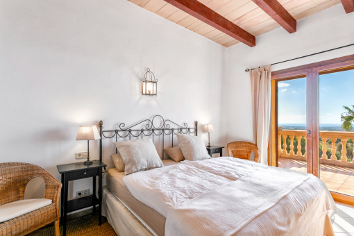 Segundo dormitorio con vigas de madera