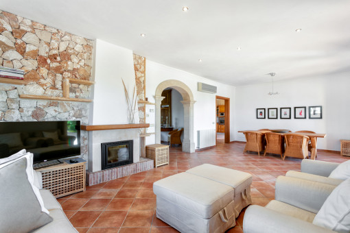 Acogedora sala de estar con chimenea