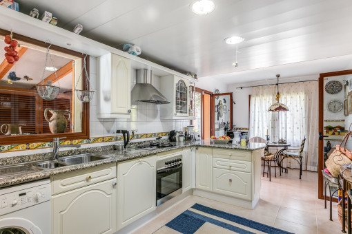 Amplia cocina con comedor