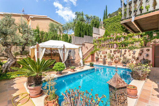 Hermosa zona exterior con piscina