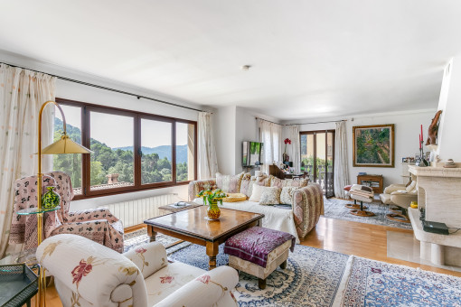 Sala de estar con ventana panorámica