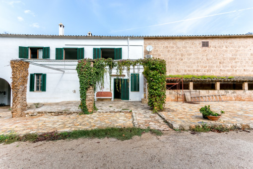 Vista frontal de la finca rústica