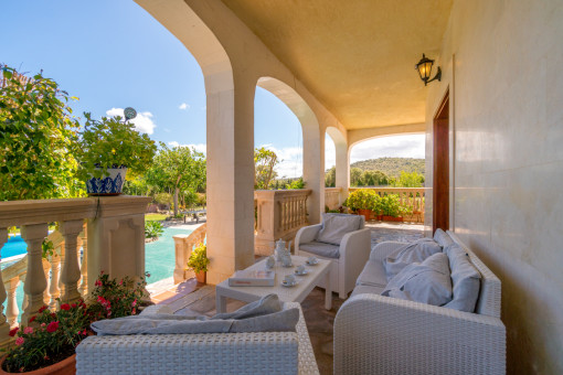 Hermosa terraza con acceso a la piscina