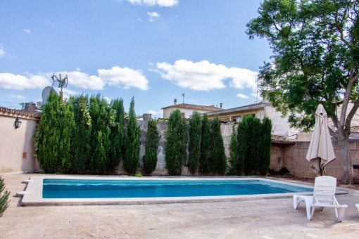 Espaciosa área de piscina con hamacas