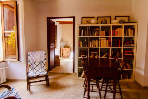 El interior de la casa crea un ambiente acogedor