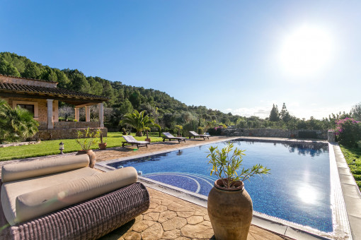 Maravillosa área de piscina con hamacas