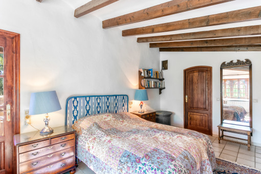 Otro dormitorio con magníficas vigas de madera