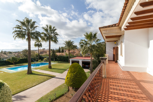 Área de piscina soleada con palmeras