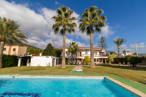 Espaciosa área de piscina