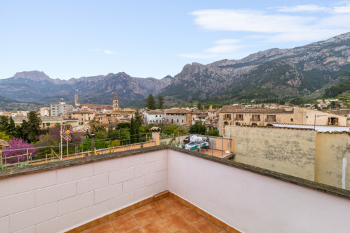Casa de pueblo con amplia terraza y vistas a la montaña