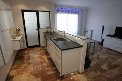 Espaciosa cocina y área de estar