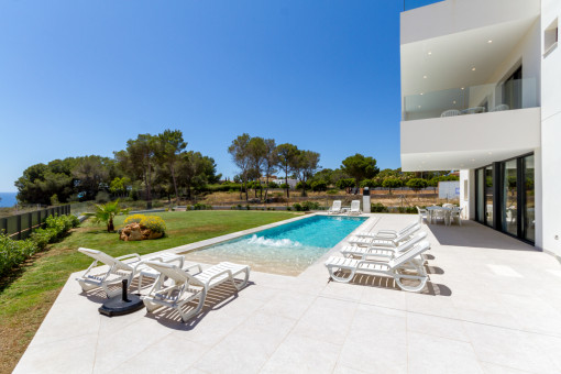 Magnífica área de piscina y jardín