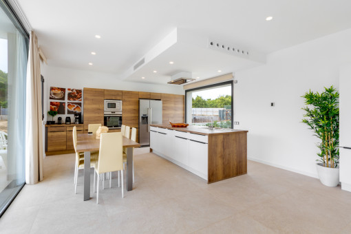 Cocina moderna con comedor