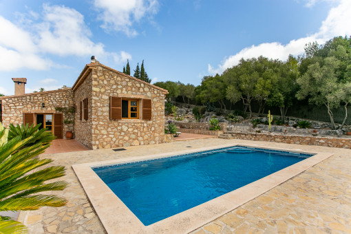 Finca de piedra natural con piscina soleada en Son Servera