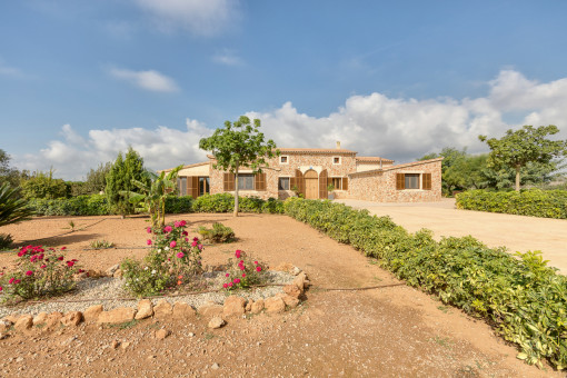 Vista frontal de la finca mediterránea 