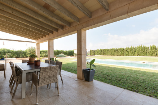 Terraza cubierta con vistas a la piscina