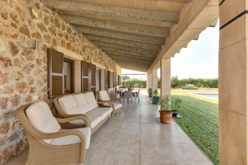 Terraza cubierta al lado de la piscina