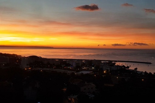 Vistas al mar durante la salida del sol